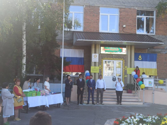 Торжественная линейка " День знаний" Торжественная линейка " День знаний".
